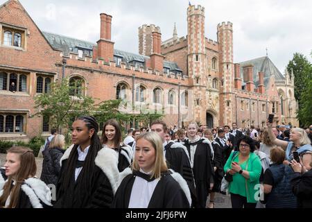 I laureati di Cambridge del Trinity College lasciano il loro collegio per partecipare alla cerimonia di laurea questa mattina alla Camera del Senato. Immagine scattata il 29th giugno Foto Stock