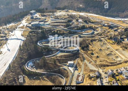 Foto aerea, Veltins EisArena, pista di pattinaggio artificiale come pista di slittino, pista di scheletro e bob, Winterberg, Sauerland, Renania settentrionale-Vestfalia, tedesco Foto Stock