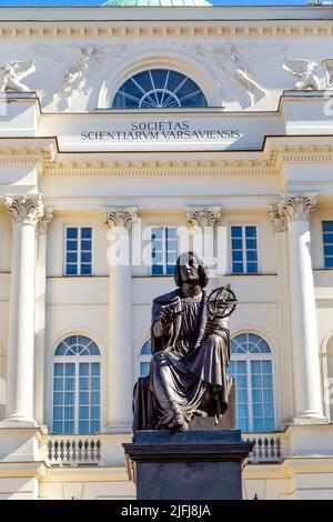 Nicolaus Copernico Monumento di fronte al Palazzo Staszic, Nowy Swiat, Varsavia, Polonia Foto Stock