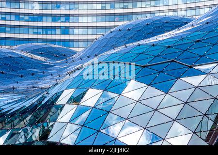 Tetto in vetro ondulato di edificio contemporaneo del centro commerciale Zlote Tarasy, Varsavia, Mazowieckie, Polonia Foto Stock