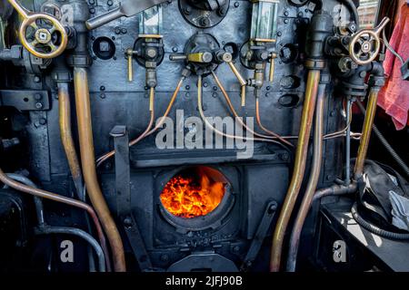 Scatola dei pompieri e valvole principali di controllo della caldaia della classe 7F 2-8-0 n. 53809 treno a vapore della locomotiva presso la stazione di Holt, Norfolk, Inghilterra. Foto Stock