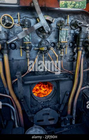 Scatola dei pompieri e valvole principali di controllo della caldaia della classe 7F 2-8-0 n. 53809 treno a vapore della locomotiva presso la stazione di Holt, Norfolk, Inghilterra. Foto Stock