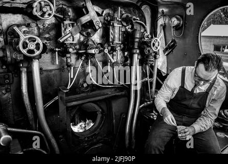 Scatola dei pompieri e valvole principali di controllo della caldaia della classe 7F 2-8-0 n. 53809 treno a vapore della locomotiva presso la stazione di Holt, Norfolk, Inghilterra. Foto Stock