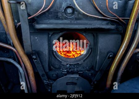 Scatola dei pompieri e valvole principali di controllo della caldaia della classe 7F 2-8-0 n. 53809 treno a vapore della locomotiva presso la stazione di Holt, Norfolk, Inghilterra. Foto Stock