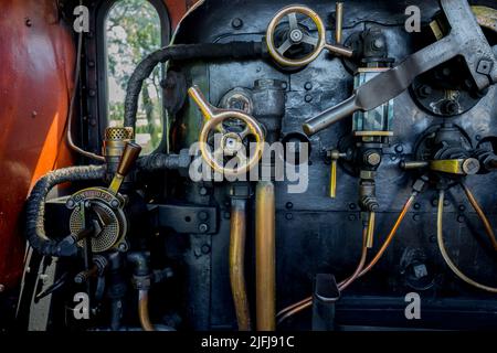 Scatola dei pompieri e valvole principali di controllo della caldaia della classe 7F 2-8-0 n. 53809 treno a vapore della locomotiva presso la stazione di Holt, Norfolk, Inghilterra. Foto Stock