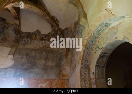 Interno dell'Eremo di San Baudelio de Berlanga con resti di antichi affreschi Foto Stock