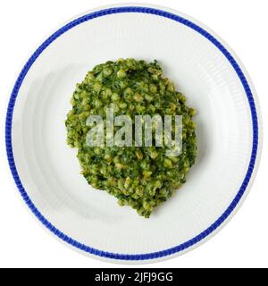 Orzo perlato con spinaci servito in piatto circolare bianco Foto Stock