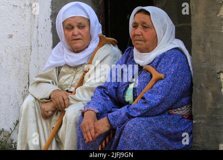 Jenin, Cisgiordania, Palestina. 22nd giugno 2022. I parenti piangono durante i funerali di Kamel Alawneh, palestinese di 17 anni, ucciso dall'esercito israeliano dopo che si è scontrato con loro con pietre nel villaggio di Jaba, vicino alla città di Jenin nella Cisgiordania occupata. (Credit Image: © Nasser Ishtayeh/SOPA Images via ZUMA Press Wire) Foto Stock