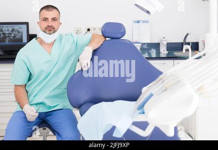 Ritratto di un dentista medico in uniforme Foto Stock