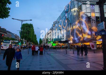 05-14-2016 Parigi, Francia. Illuminazione fantatsica sulla strada Champs Elysees in twilight (ora blu) persone che camminano e sorridono Foto Stock