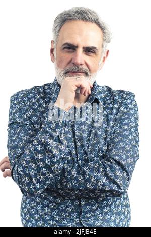 L'uomo caucasico bearded che tiene la mano sulla sua barba medio colpo bianco sfondo copia spazio isolato . Foto di alta qualità Foto Stock