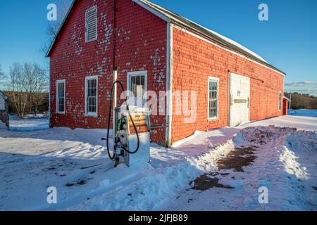 Un vecchio granaio rosso nel sito della ex scuola Fernald a Templeton, Massachusetts Foto Stock