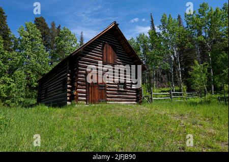 Glacier National Park, Montana, USA. 21st giugno 2022. L'ex fienile della stazione di Lubec Ranger si trova nell'area di Saint Mary presso il Glacier National Park, Montana, il 21 giugno 2022. Il parco, fondato nel 1910, si estende su oltre 1 milioni di ettari e contiene oltre 130 laghi denominati, oltre 1.000 specie diverse di piante e centinaia di specie animali. Il sovraffollamento nei Parchi nazionali sta diventando un problema crescente, il Servizio del Parco sta lottando per affrontare. (Credit Image: © David Becker/ZUMA Press Wire) Foto Stock