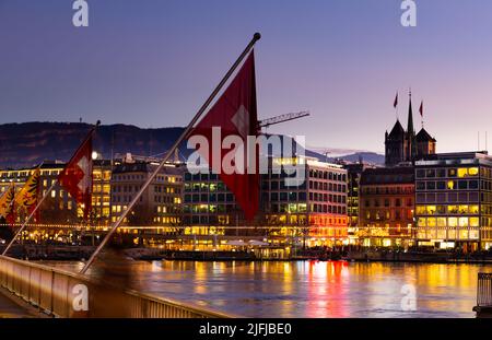 Ponte sul Monte Bianco con bandiera svizzera in serata Foto Stock