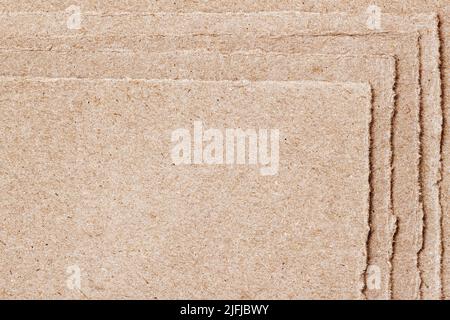 Diversi pezzi strappati di carta kraft, sfondo naturale, spazio di copia Foto Stock