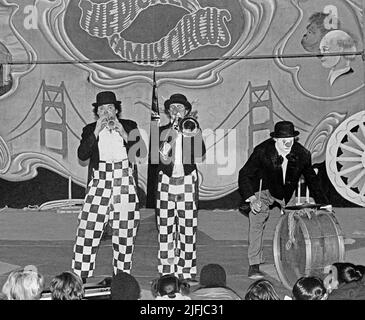 I clown del circo della famiglia Pickle si esibiscono per i bambini, a San Francisco City Hall, California, febbraio 1979 Foto Stock