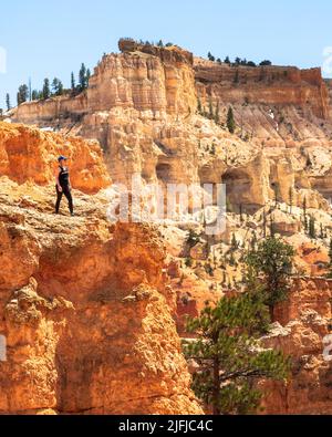 Donna escursioni attraverso lo splendido Bryce Canyon in Utah, Stati Uniti per turismo, scatto di viaggio. Foto Stock