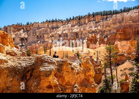 Donna escursioni attraverso lo splendido Bryce Canyon in Utah, Stati Uniti per turismo, scatto di viaggio. Foto Stock