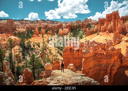 Donna escursioni attraverso lo splendido Bryce Canyon in Utah, Stati Uniti per turismo, scatto di viaggio. Foto Stock