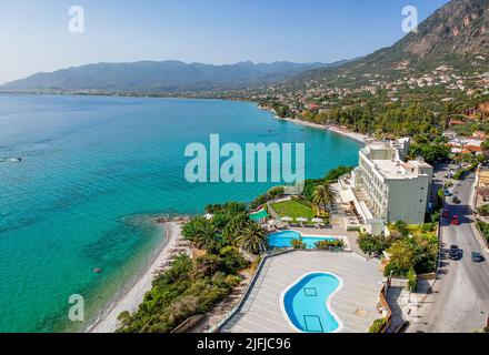 Vista aerea sulla spiaggia di Almyros con alberghi e resort di lusso a Kato verga kalamata, Grecia. Foto Stock