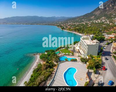 Vista aerea sulla spiaggia di Almyros con alberghi e resort di lusso a Kato verga kalamata, Grecia. Foto Stock