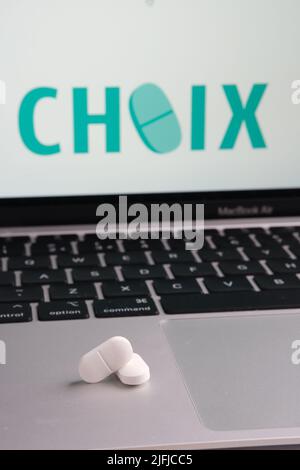 Pillole bianche e LOGO DELLA SOCIETÀ CHOIX su uno sfondo sfocato. Concetto per la piattaforma online di aborto telesanità. Stafford, Regno Unito, 3 luglio 2022 Foto Stock