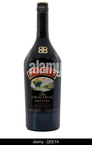 CHESTER, REGNO UNITO, 03rd LUGLIO 2022: Bottiglia di Baileys Irish Cream su sfondo bianco Foto Stock