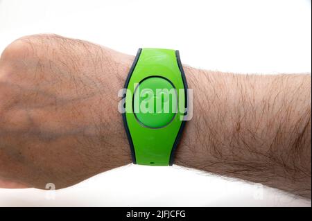 CHESTER, REGNO UNITO, 03rd LUGLIO 2022: Primo piano di un polso maschile indossando un Magicband Green Disney Foto Stock