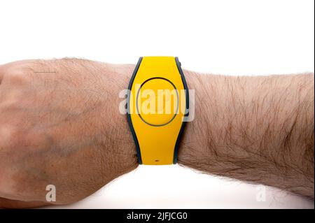 CHESTER, REGNO UNITO, 03rd LUGLIO 2022: Primo piano di un polso maschile che indossa un Magicband Disney giallo Foto Stock