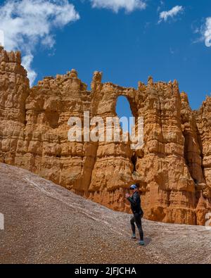 Donna escursioni attraverso lo splendido Bryce Canyon in Utah, Stati Uniti per turismo, scatto di viaggio. Foto Stock