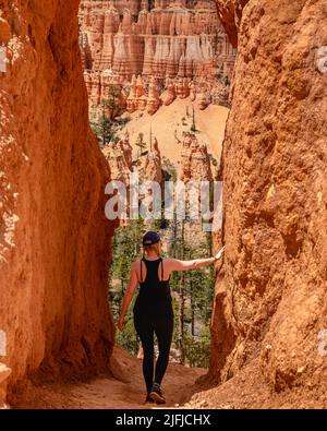 Donna escursioni attraverso lo splendido Bryce Canyon in Utah, Stati Uniti per turismo, scatto di viaggio. Foto Stock