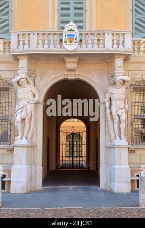 Statue di Ercole all'ingresso di Palazzo Bianchi. Congresso di Palazzo Bianchi, Mantova, Mantova Italia Foto Stock