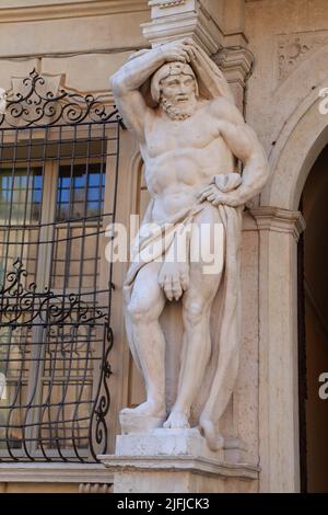 Statua di Ercole all'ingresso di Palazzo Bianchi, Mantova, Mantova Italia Foto Stock