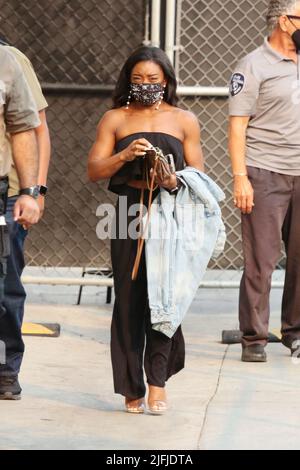 Ringo Starr e Simone Biles visto al Jimmy Kimmel Live! studios a Los Angeles, California featuring: Simone Biles dove: Los Angeles, California, Stati Uniti d'America quando: 23 set 2021 Credit: Guillermo Proano/WENN Foto Stock