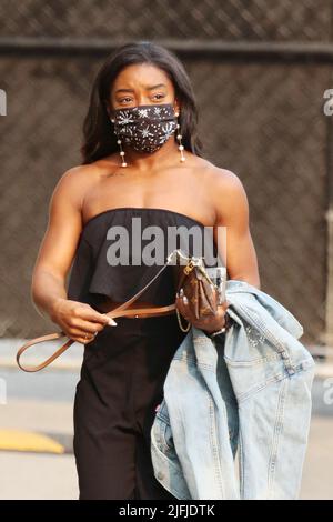 Ringo Starr e Simone Biles visto al Jimmy Kimmel Live! studios a Los Angeles, California featuring: Simone Biles dove: Los Angeles, California, Stati Uniti d'America quando: 23 set 2021 Credit: Guillermo Proano/WENN Foto Stock
