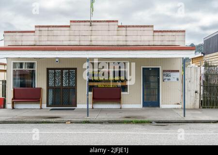 Reefton Nuova Zelanda - Maggio 4 2022; Old Store e negozio di pesce e chip chiuso dalla strada principale in una piccola città colpita da restrizioni covide Foto Stock