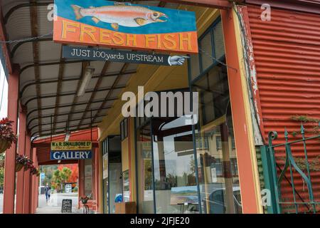 Reefton Nuova Zelanda - Maggio 4 2022; Visualizza lungo il sentiero sotto le verande del negozio di beni e caffè riproposto Foto Stock