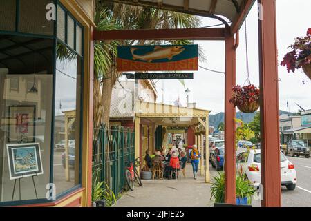 Reefton Nuova Zelanda - Maggio 4 2022; Visualizza lungo il sentiero sotto le verande del negozio di beni e caffè riproposto Foto Stock