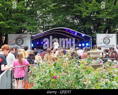 Le persone che si sono goduto di un evento musicale a Golden Square Londra durante la celebrazione del Pride a Londra nel 2022 Foto Stock