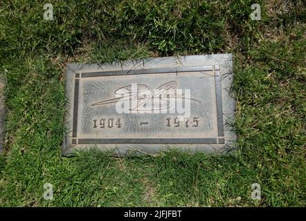 Los Angeles, California, USA 19th Giugno 2022 Direttore George Stevens grave in Morning Light Section al Forest Lawn Memorial Park Hollywood Hills il 19 Giugno 2022 a Los Angeles, California, USA. Foto di Barry King/Alamy Stock Foto Foto Stock