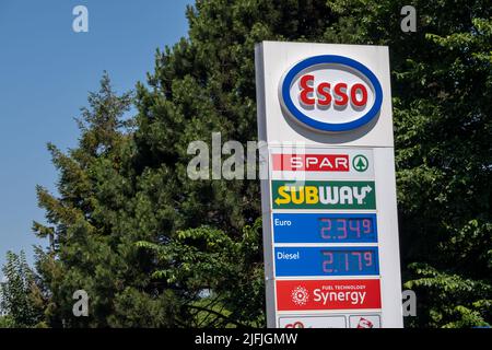 Amsterdam, Paesi Bassi - 22 giugno 2022: La stazione di gas esso di Amsterdam mostra prezzi di gasolio e benzina ai massimi livelli Foto Stock