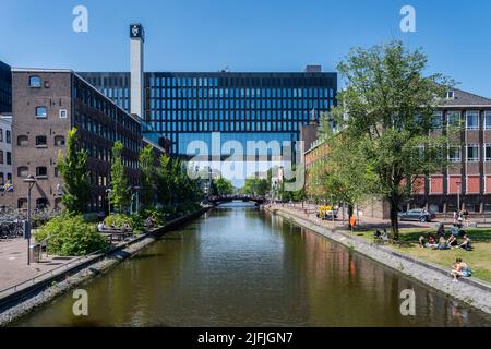 Amsterdam, Paesi Bassi - 23 giugno 2022: Edificio del campus dell'Università di Amsterdam Roeterseiland Foto Stock