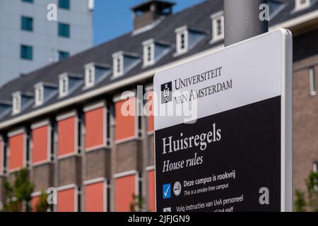 Amsterdam, Paesi Bassi - 23 giugno 2022: Cartello dell'Università di Amsterdam Foto Stock