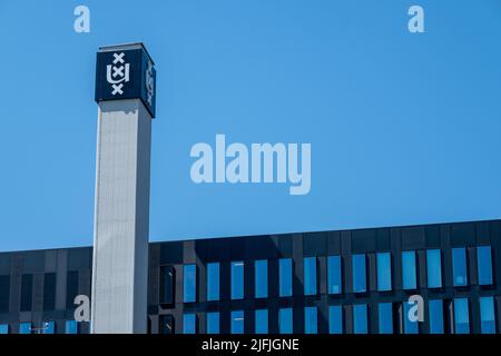 Amsterdam, Paesi Bassi - 23 giugno 2022: Edificio del campus dell'Università di Amsterdam Roeterseiland Foto Stock