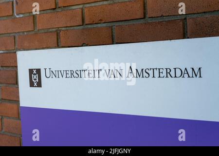 Amsterdam, Paesi Bassi - 23 giugno 2022: Cartello dell'Università di Amsterdam Foto Stock