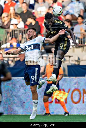 Vancouver, Canada. 3rd luglio 2022. Lucas Cavallini (L) di Vancouver Whitecaps vies con Mamadou Fall of Los Angeles FC durante la partita di calcio della Major League 2022 (MLS) tra Vancouver Whitecaps e Los Angeles FC allo stadio BC Place di Vancouver, Canada, 3 luglio 2022. Credit: Andrew Soong/Xinhua/Alamy Live News Foto Stock