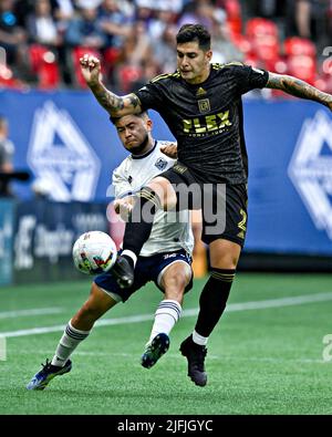 Vancouver, Canada. 3rd luglio 2022. Ryan Raposo (L) di Vancouver Whitecaps vies con Franco Escobar del Los Angeles FC durante la partita di calcio della Major League 2022 (MLS) allo stadio BC Place di Vancouver, Canada, 3 luglio 2022. Credit: Andrew Soong/Xinhua/Alamy Live News Foto Stock