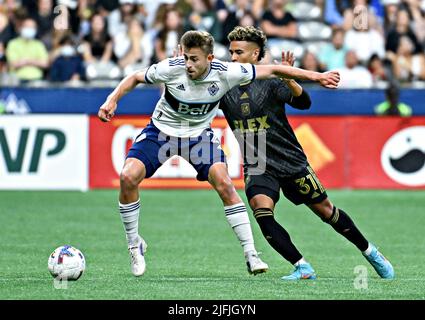 Vancouver, Canada. 3rd luglio 2022. Marcus Godinho (L) di Vancouver Whitecaps vies con Danny Trejo del Los Angeles FC durante la partita di calcio della Major League 2022 (MLS) allo stadio BC Place di Vancouver, Canada, 3 luglio 2022. Credit: Andrew Soong/Xinhua/Alamy Live News Foto Stock
