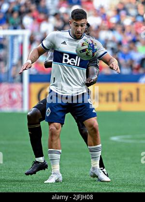 Vancouver, Canada. 3rd luglio 2022. Lucas Cavallini (davanti) dei Vancouver Whitecaps compete durante la partita di calcio della Major League 2022 (MLS) tra Vancouver Whitecaps e Los Angeles FC allo stadio BC Place di Vancouver, Canada, 3 luglio 2022. Credit: Andrew Soong/Xinhua/Alamy Live News Foto Stock
