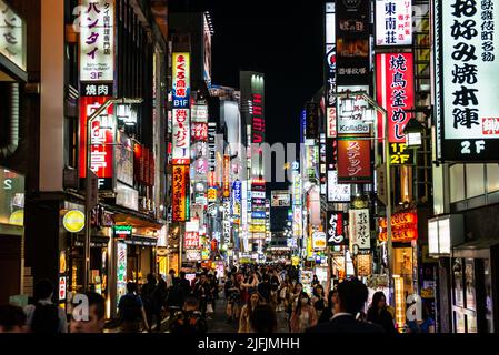 Il travolgente cartello di Kabukicho, Shinjuku, Tokyo Foto Stock